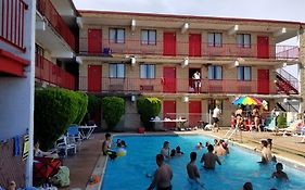 Cloud 9 Inn - Beach Hotel